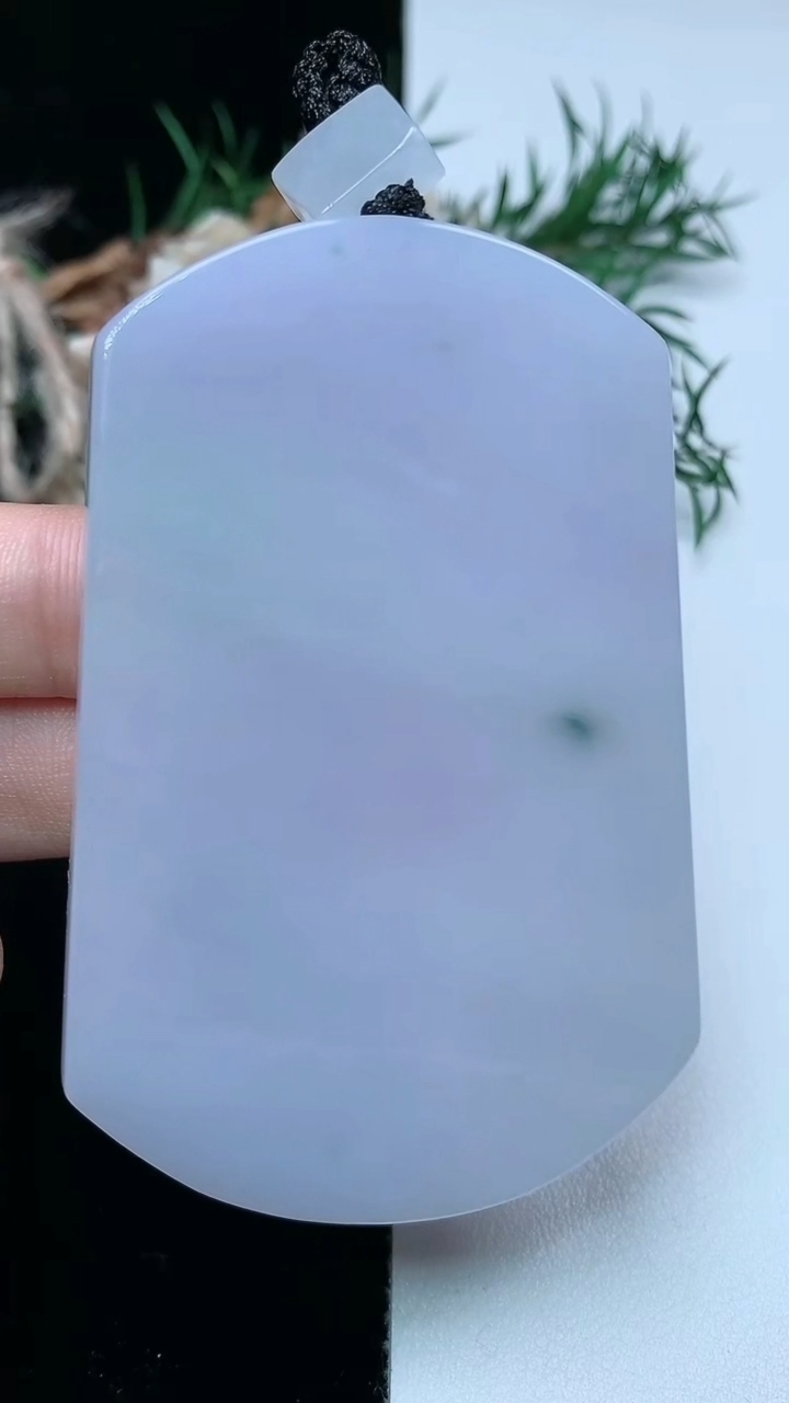 天然A货翡翠紫罗兰 飘花无事牌吊坠，尺寸68.5-45-5.5，重量:51.28g
3月31日