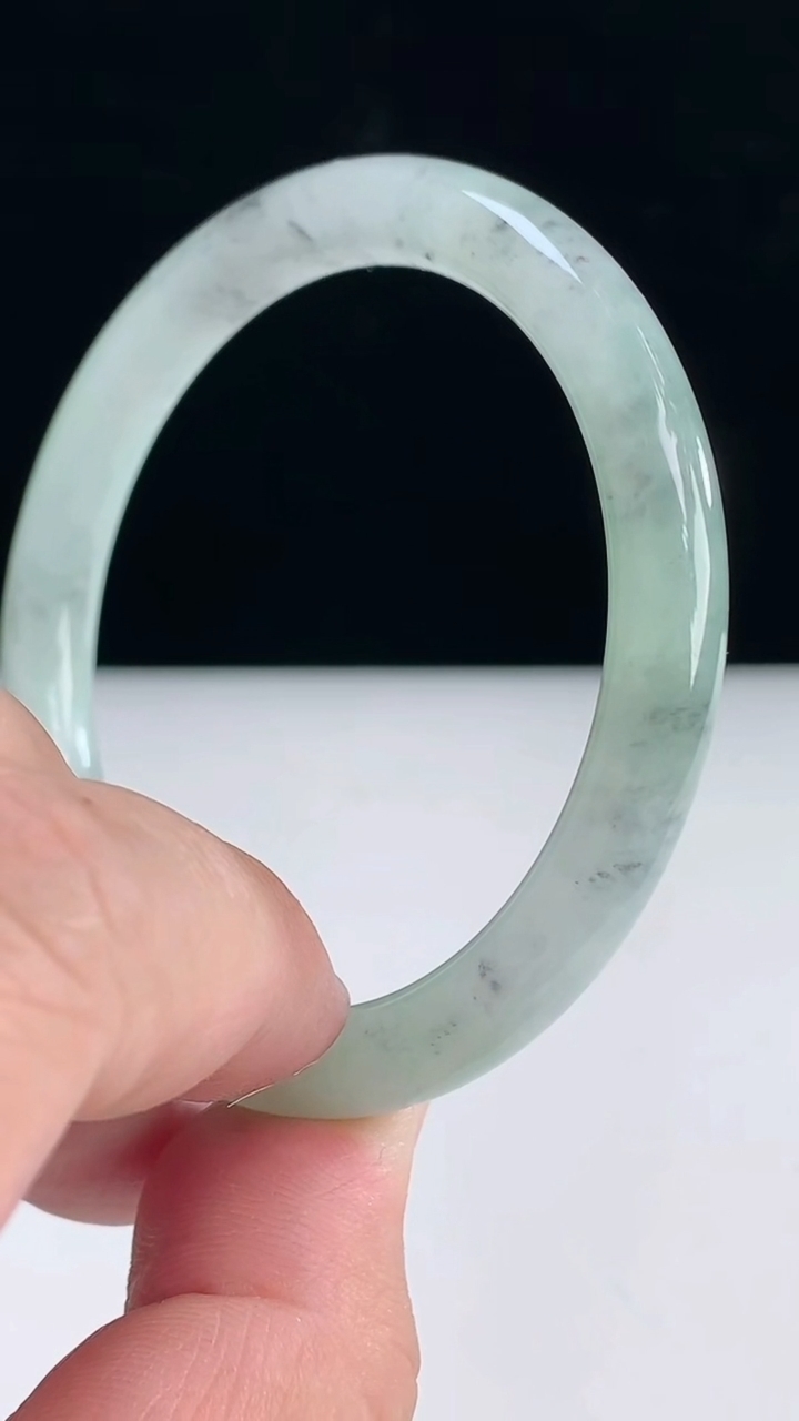 圈口52-53翡翠a货飘圆条手镯尺寸52.4-7-7.4重:25.76g2363月31日