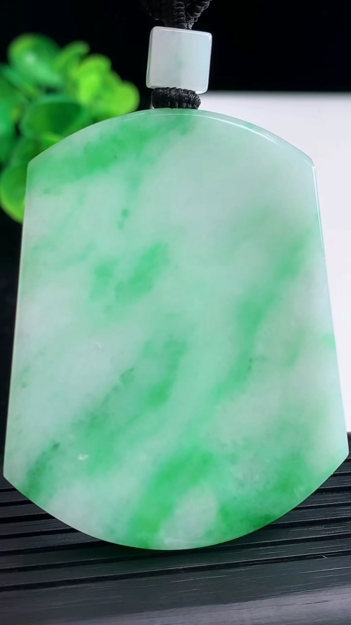 天然A货翡翠无事牌吊坠尺寸54.7-43.7-5.2重量:39.48g
3月31日