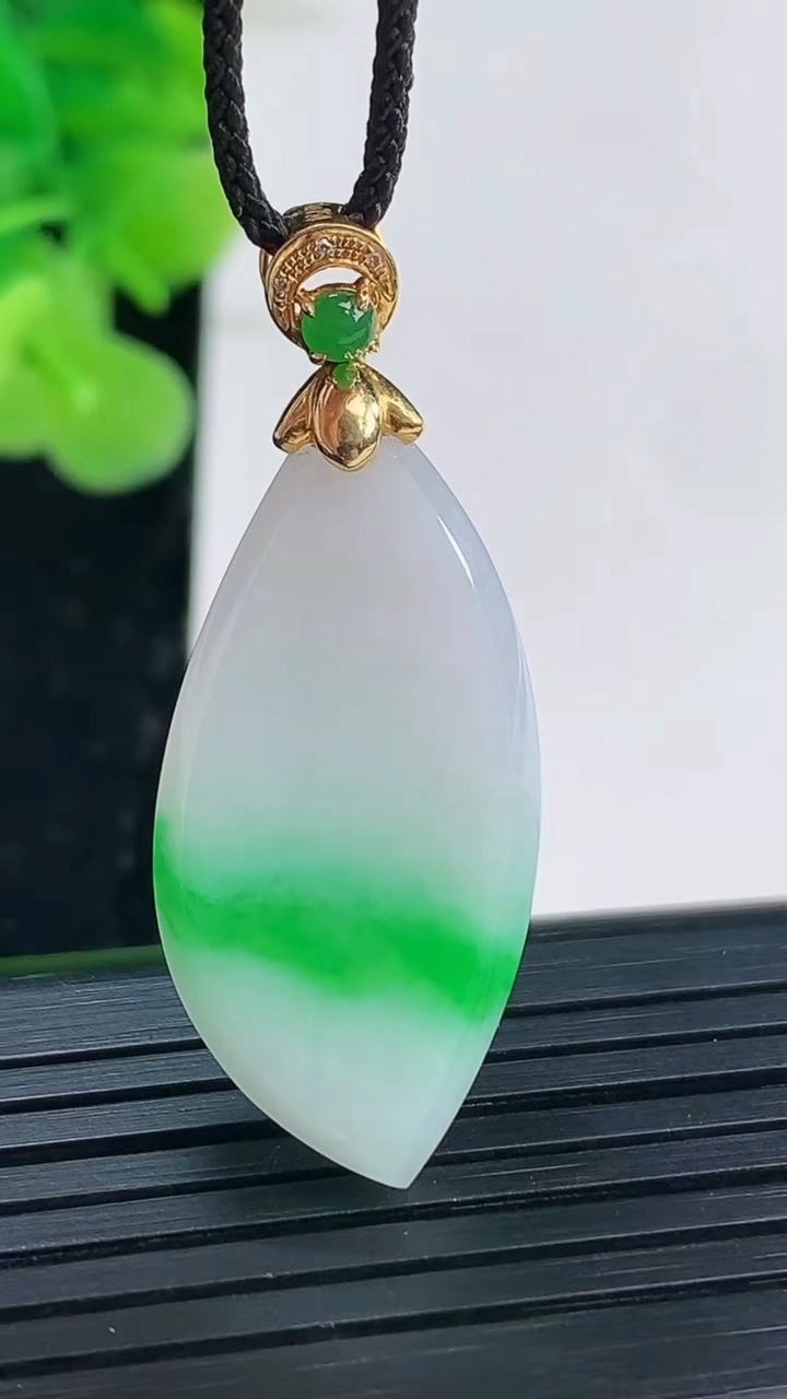 天然A货翡翠随形吊坠尺寸32.9-15.2-3.8重量:5.03g
3月31日