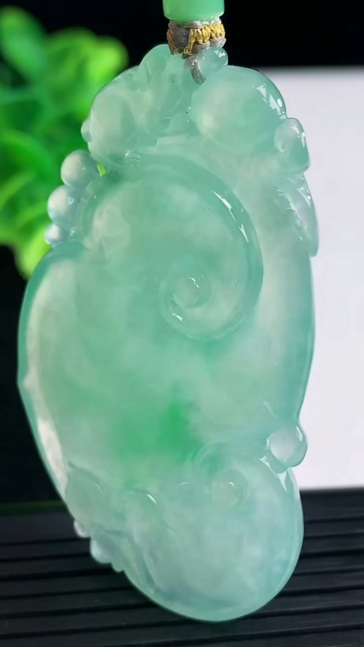 天然A货翡翠如意吊坠尺寸60.3-35-6.9重量:30.47g
3月31日