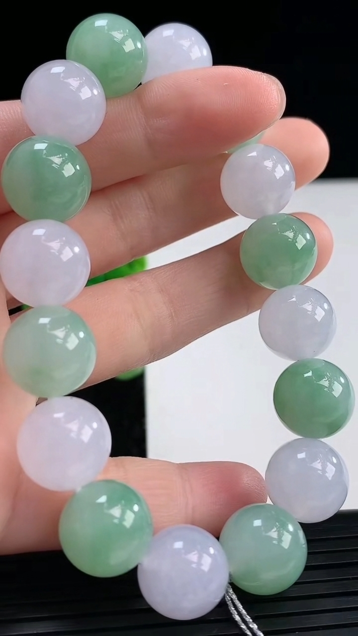 天然A货翡翠圆珠手串尺寸12.3-16颗重量:52.37g3月31日
工厂直销收藏佳品,种好水足，色泽均匀，有种有色，上手高大气！