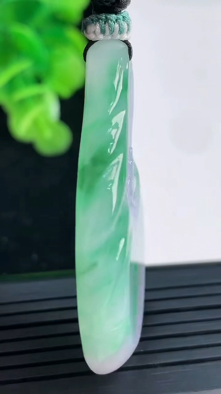 天然A货翡翠无相佛吊坠尺寸47.7-30.4-6.1重量:21.74g
3月31日