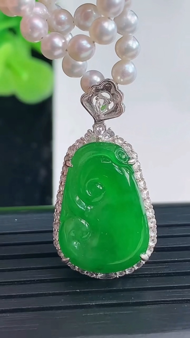 天然A货翡翠如意吊坠尺寸28.8-14.7-7.9裸石18.7-12.1重量:12.77g
3月31日