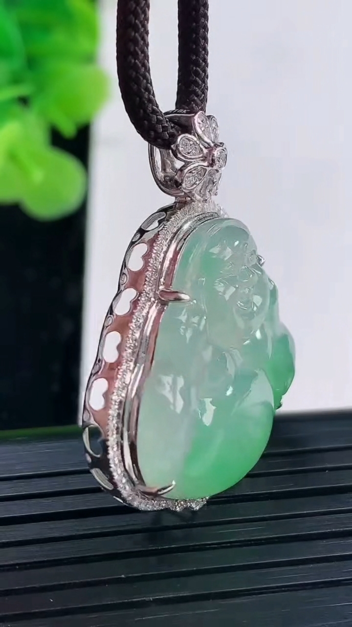 天然A货翡翠佛公吊坠尺寸35.6-29.4-8.5重量:6.76g
3月31日