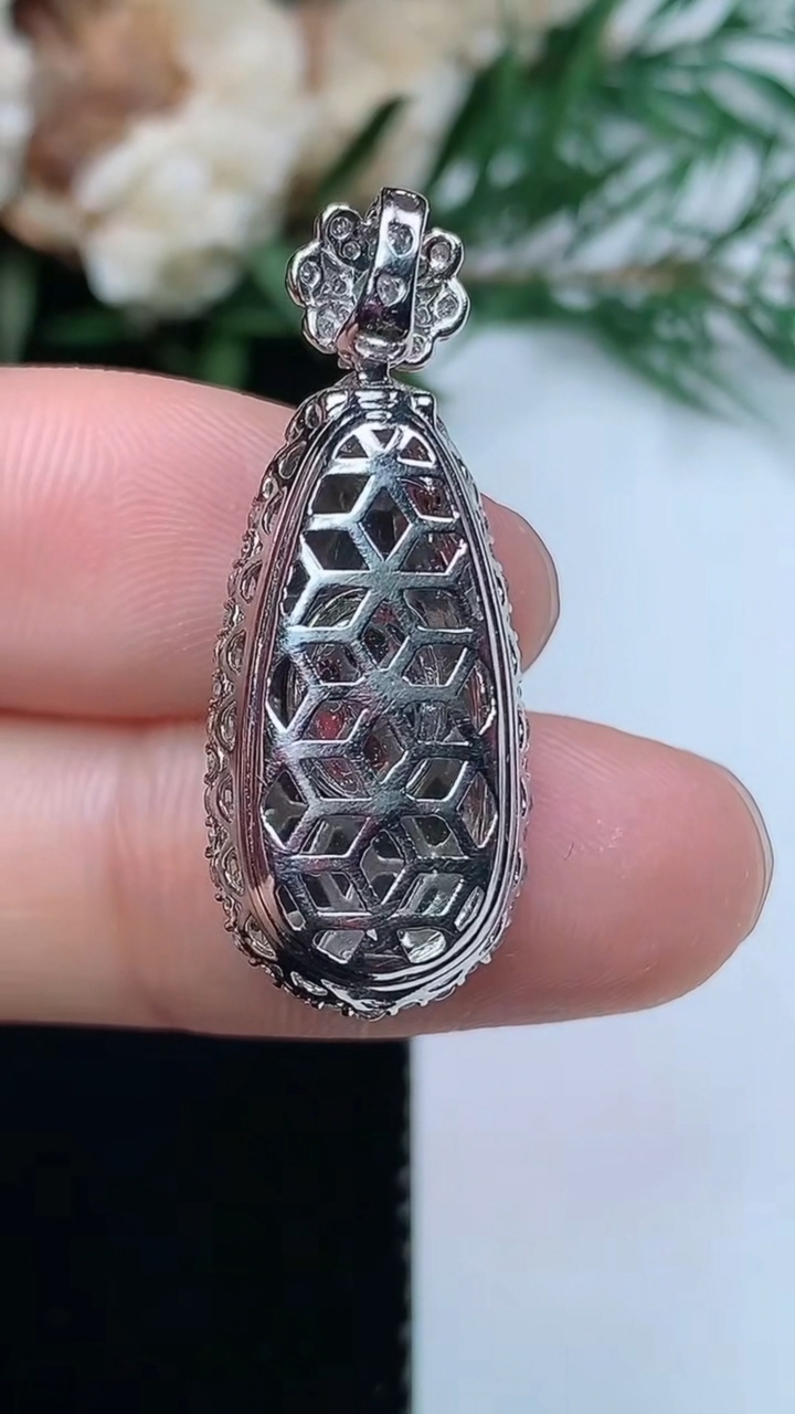 天然A货翡翠福豆吊坠，尺寸30.4-12-9.3，裸石18.5-9，重量:4.54g
3月31日