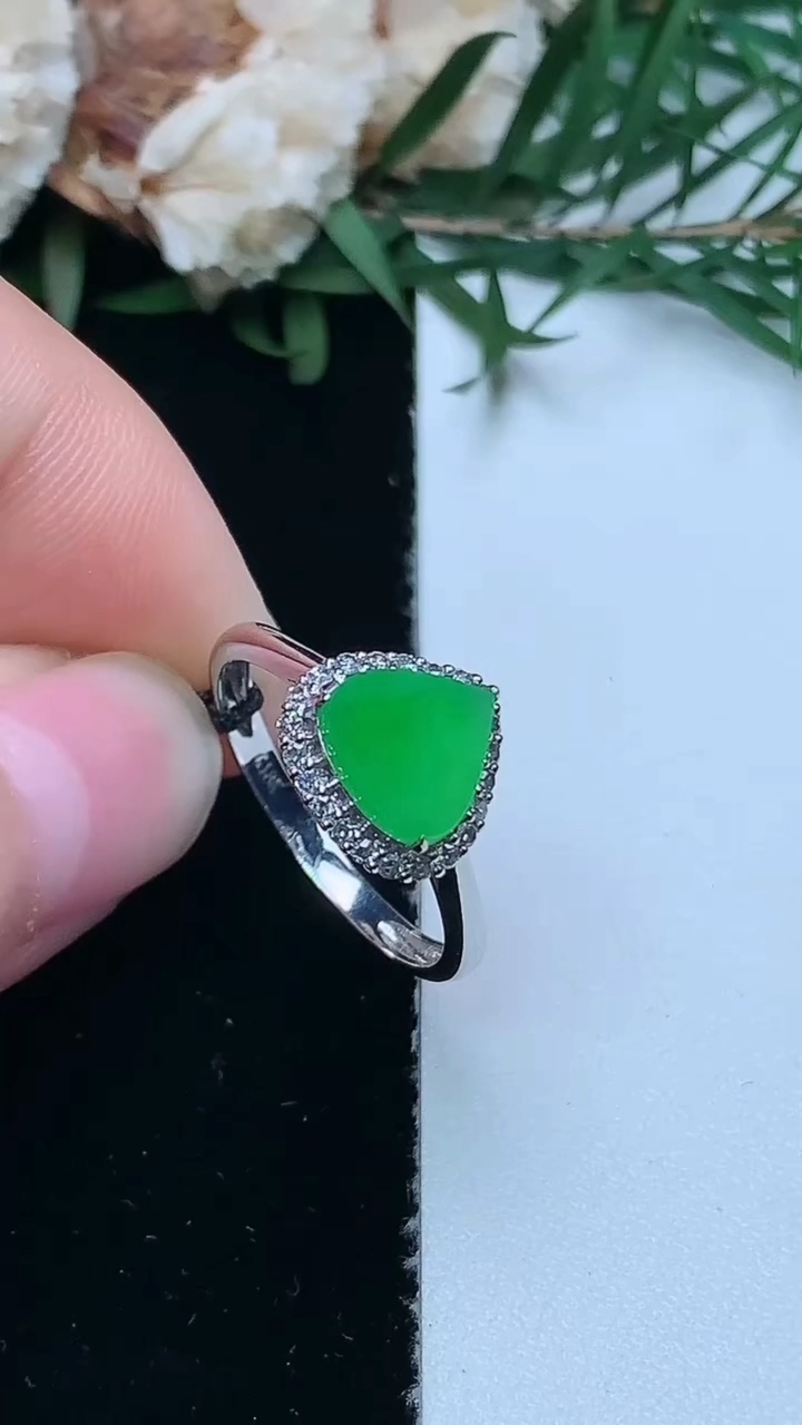 天然A货翡翠水滴戒指，尺寸17.3-7.7-8，重量:2.31g2026年3月31日
工厂直销收藏佳