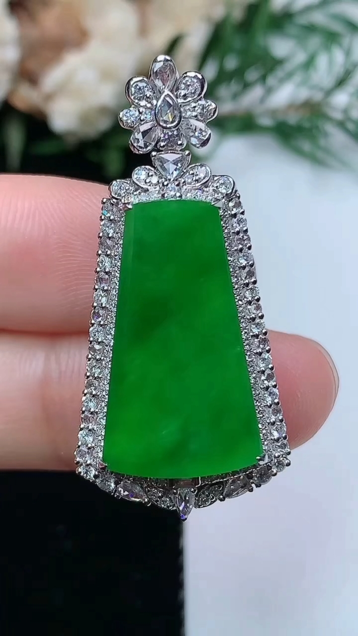 天然A货翡翠无事牌吊坠，尺寸36.7-17.3-9.6，裸石21.4-12，重量:5.32g
3月3