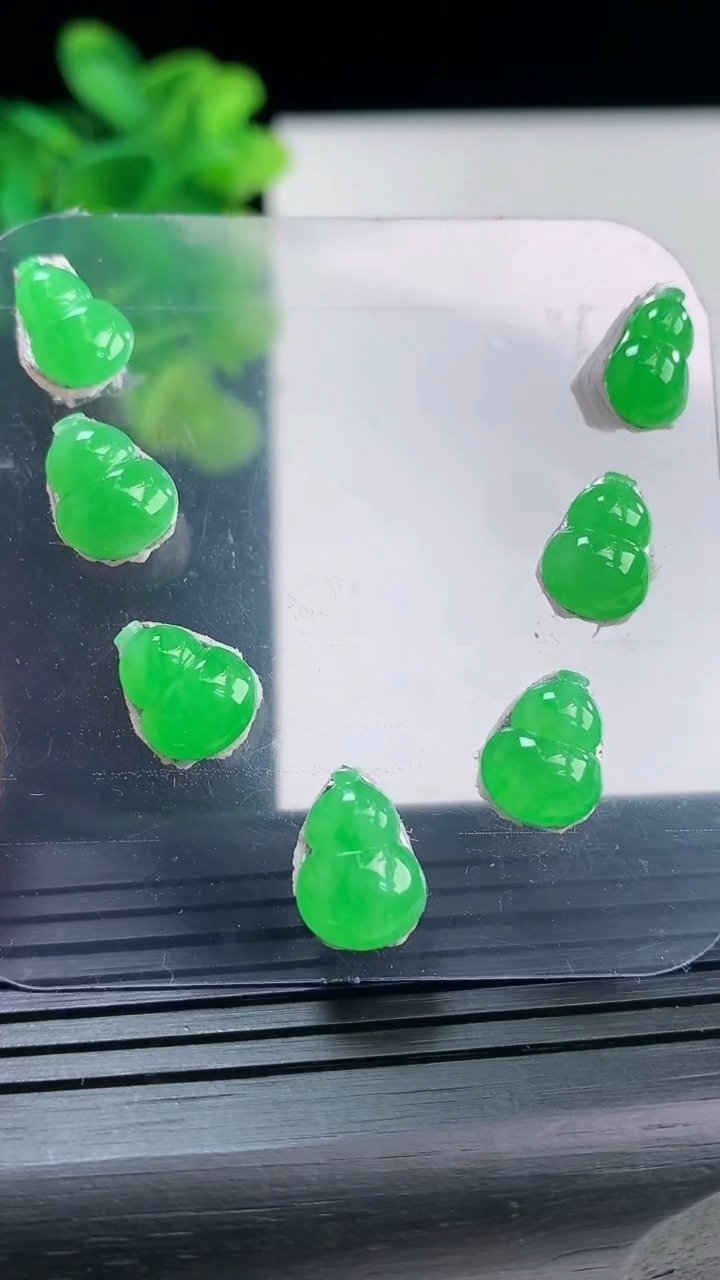 天然A货翡翠葫芦镶嵌件一手尺寸11.5-8.3-2重量:5.10g
3月31日