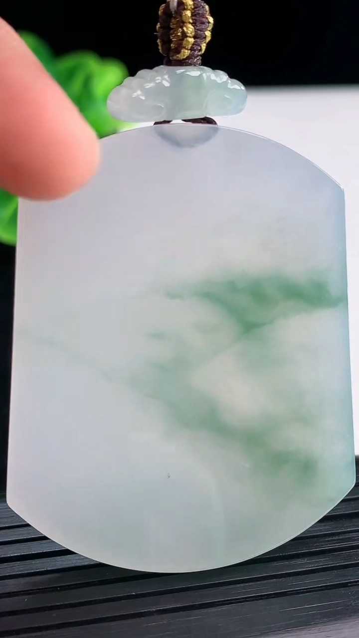 天然A货翡翠种飘花无事牌吊坠尺寸52.8-41.6-5.4重量:35.97g
3月31日