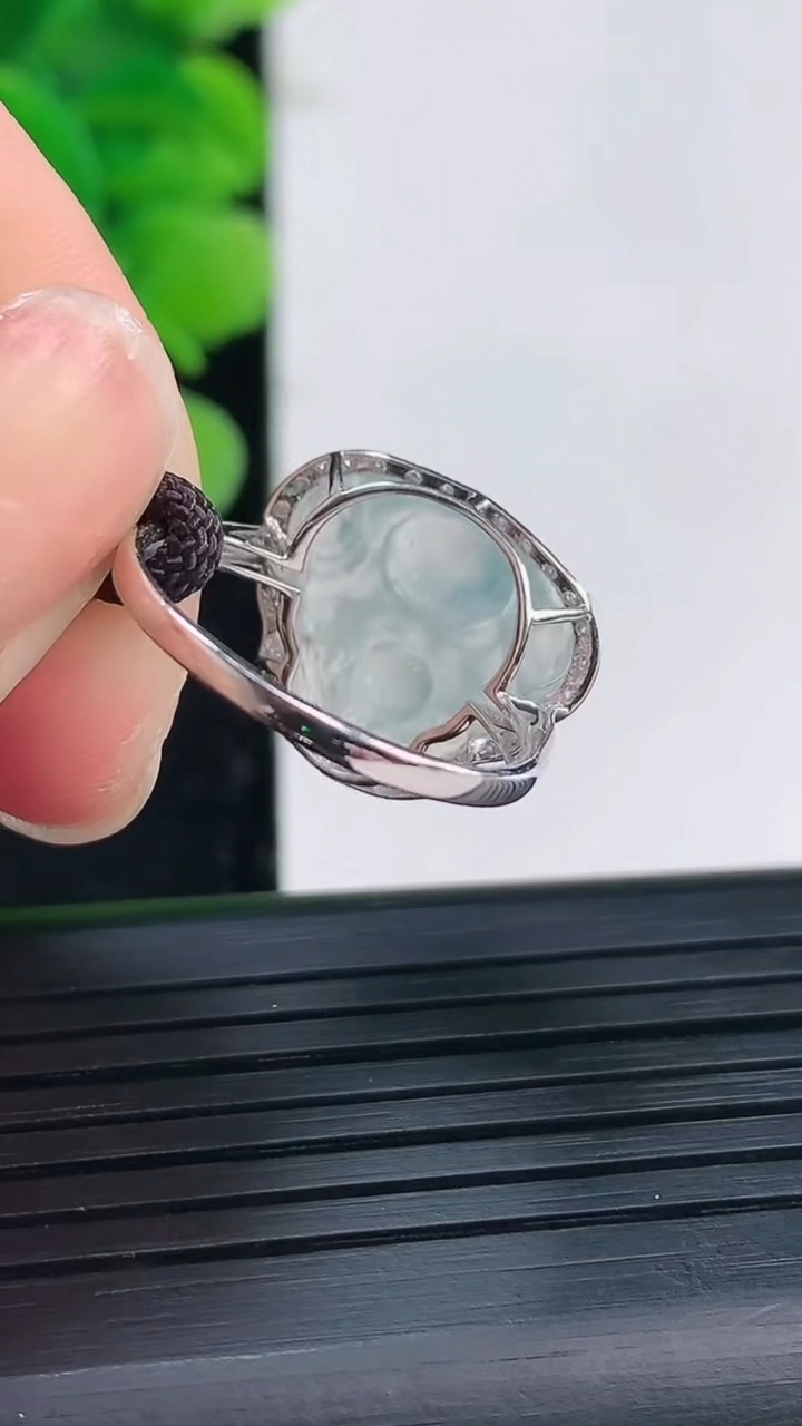 天然A货翡翠种白冰佛公戒指尺寸17.2-14.5-16.5裸石12.7-14.3重量:2.36g2026年3月31日
工厂直销收藏佳品,种好水足，色泽均匀，有种有色，上手高大气！