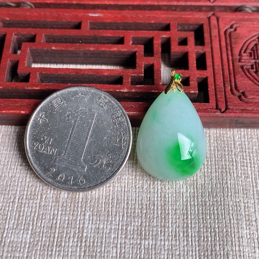 天然A货翡翠18K金扣头飘阳绿水滴吊坠 
尺寸26-22-16-9.2mm 重量5.53g 0329
