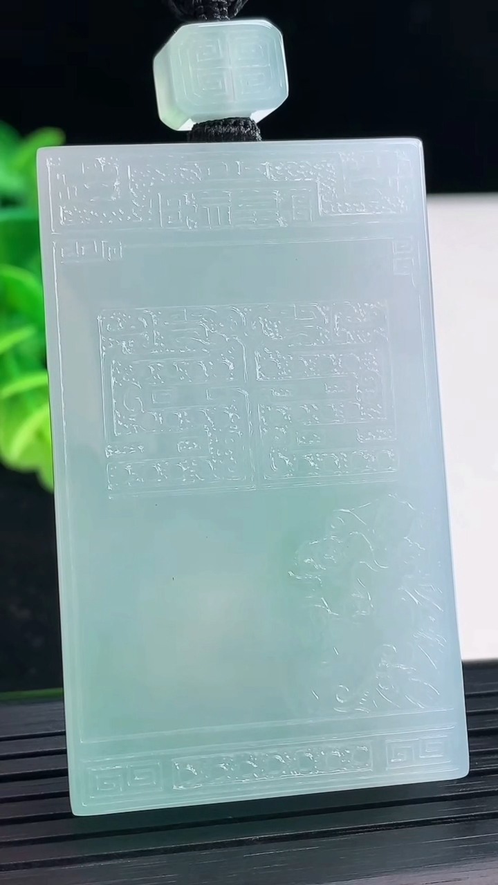 天然A货翡翠仿古无事牌吊坠尺寸59.3-35.9-10重量:77.24g
3月31日