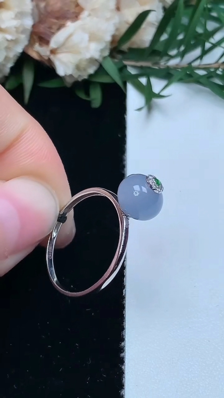 天然A货翡翠k金紫罗兰算盘珠戒指，尺寸17.2-7.8-5.7，重量:1.61g2026年3月31日
工厂直销收藏佳品,种好水足，色泽均匀，有种有色，上手高大气！