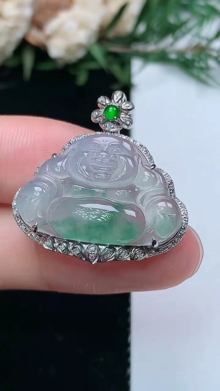 天然A货翡翠飘花佛公吊坠，尺寸26.4-25.8-6.8，裸石15.8-23.8，重量:3.39g
3月31日