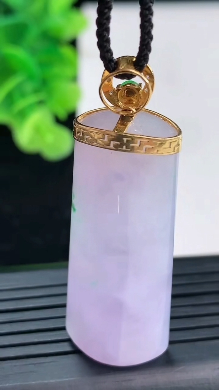 天然A货翡翠18K金春带彩紫罗兰无事牌吊坠尺寸41.6-17.1-10.1重量:17.74g
3月31日