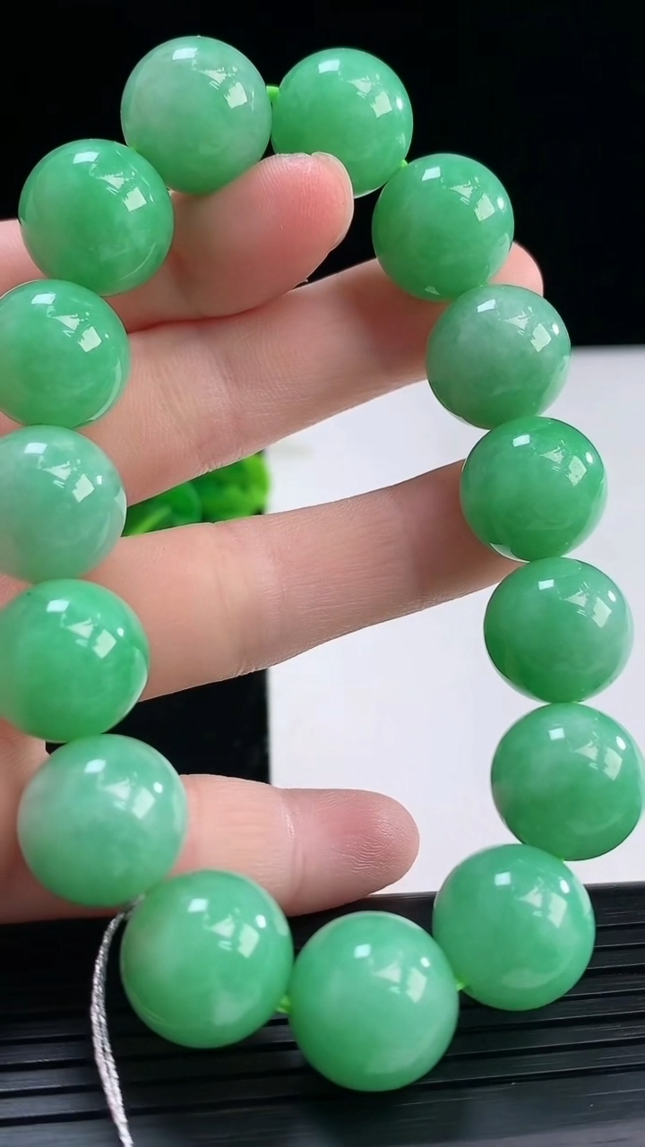 天然A货翡翠圆珠手串尺寸13.8-15颗重量:70.49g3月31日
工厂直销收藏佳品,种好水足，色泽均匀，有种有色，上手高大气！