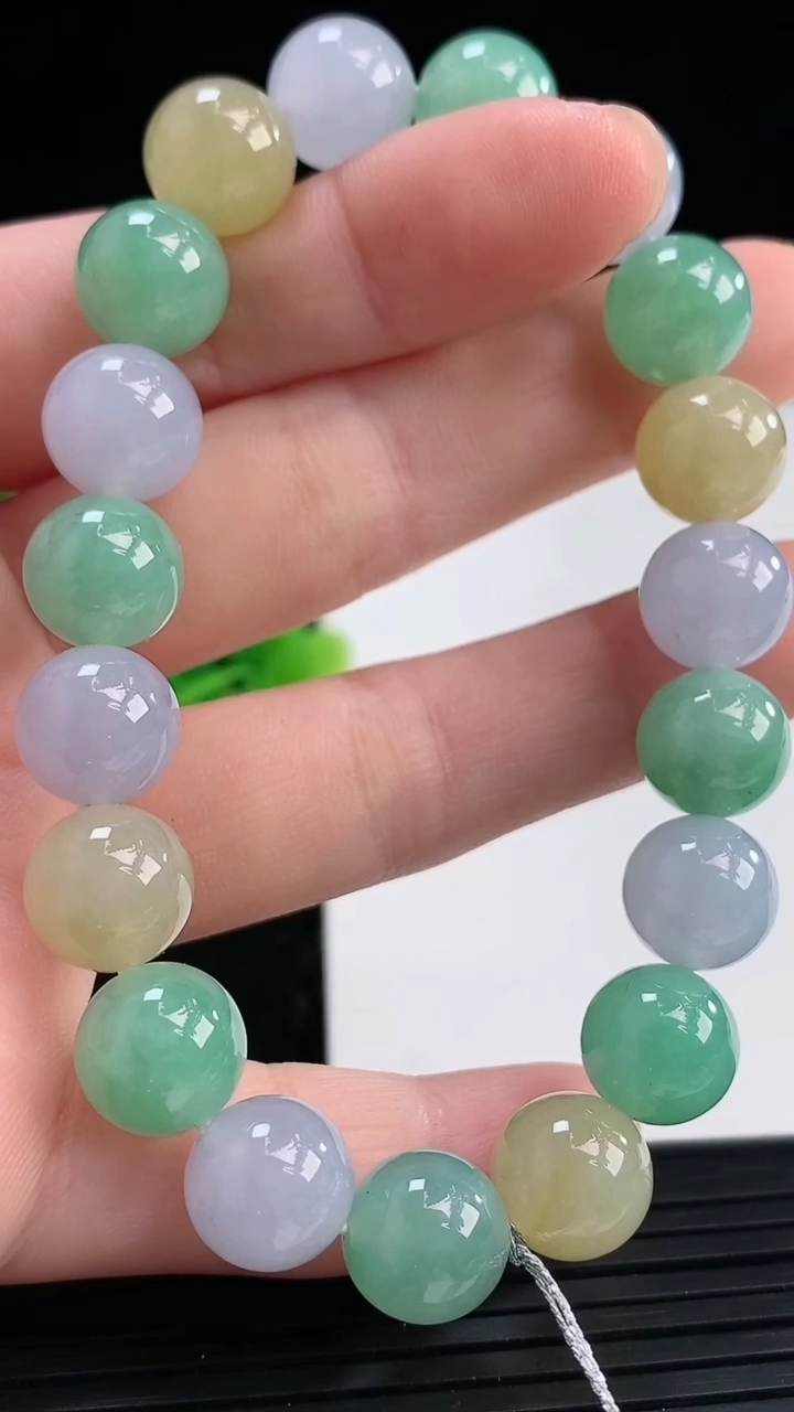 天然A货翡翠三彩圆珠手串尺寸9.8-19颗重量:33.20g3月31日
工厂直销收藏佳品,种好水足，