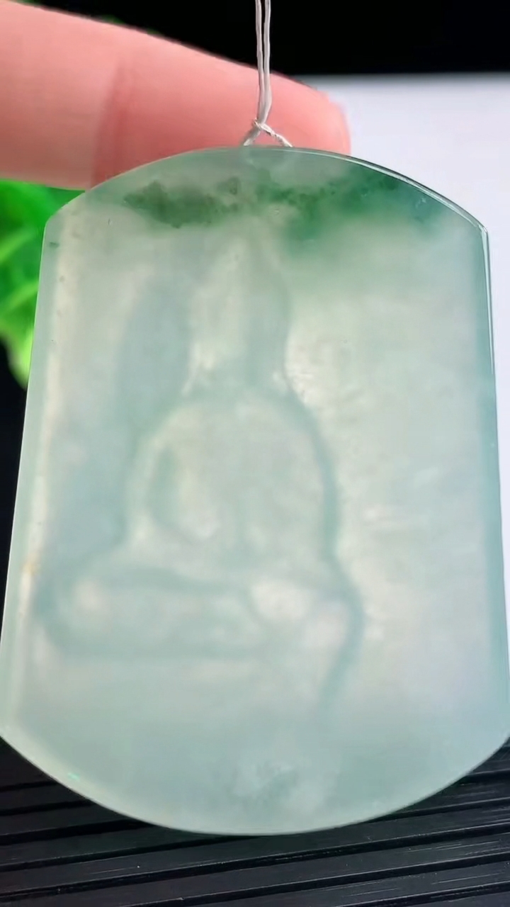 天然A货翡翠种飘花观音菩萨吊坠尺寸52-39.1-6.5重量:31.05g
3月31日