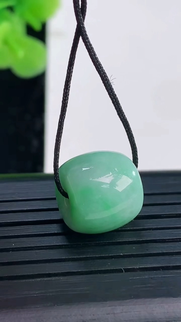 天然A货翡翠路路通吊坠尺寸12.6-11.8重量:4.09g
3月31日