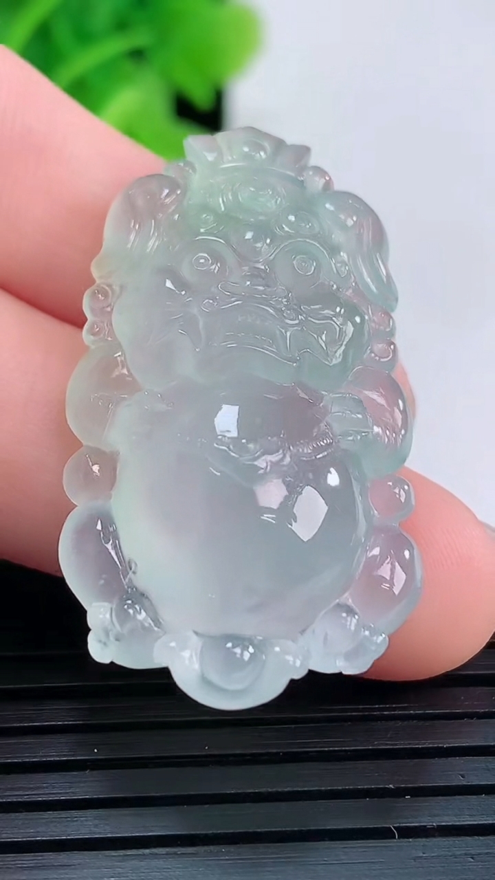 天然A货翡翠貔貅吊坠尺寸36.4-20.2-9.3重量:8.98g
3月31日