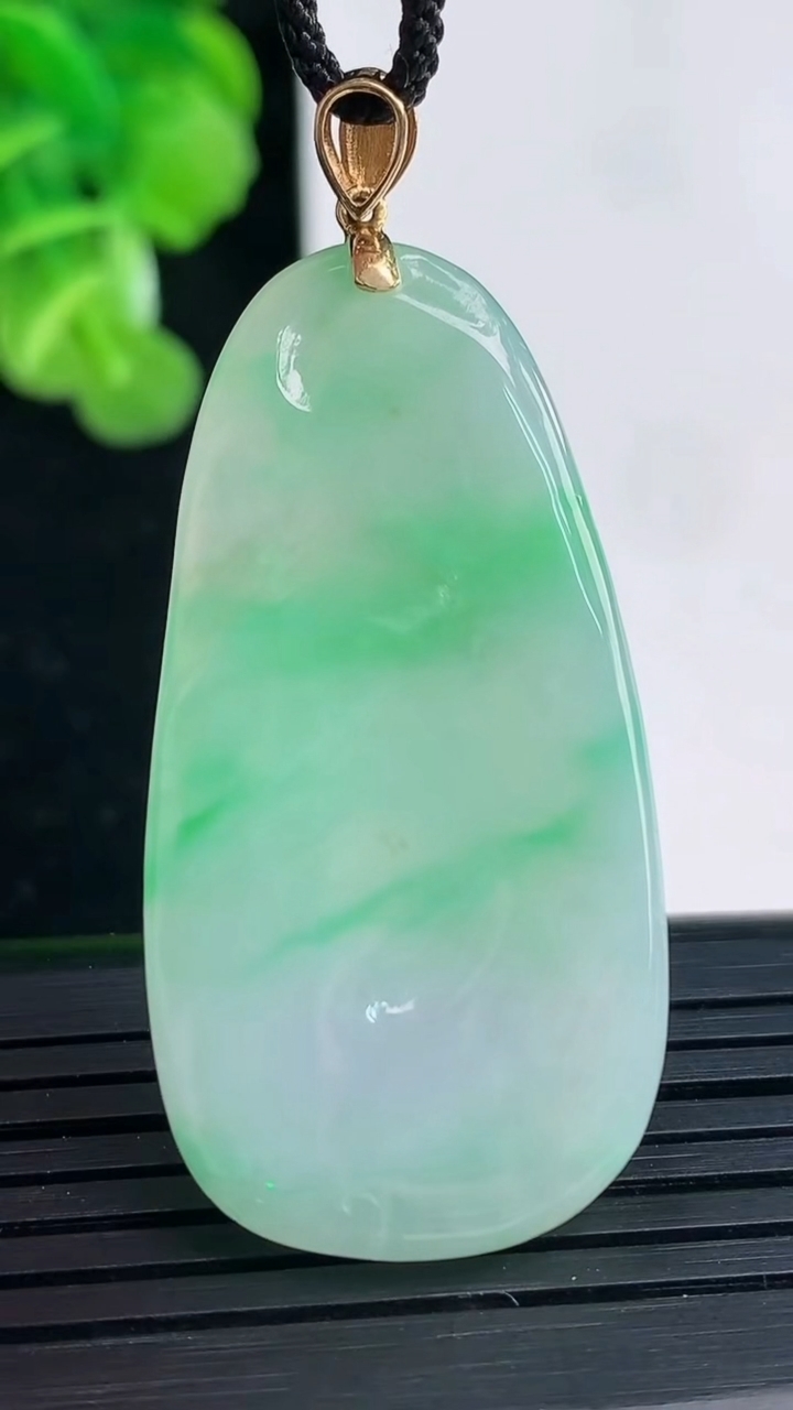 天然A货翡翠和和美美 荷叶鱼吊坠尺寸43.5-23.1-5.6重量:12.51g
3月31日