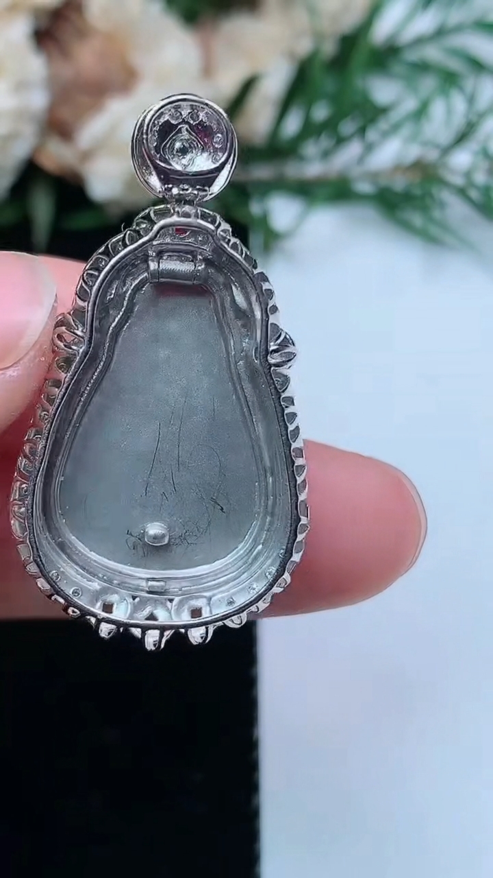 天然A货翡翠白冰财神爷吊坠，尺寸35.3-19-10.3，裸石22.8-15.4，重量:6.00g
3月31日