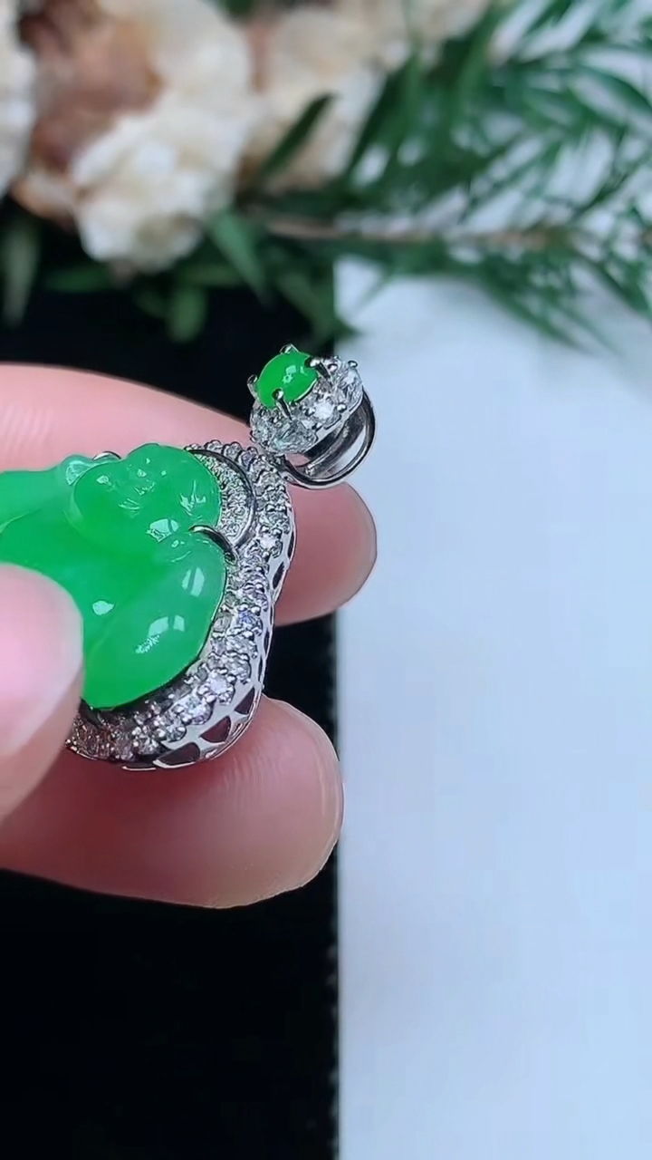 天然A货翡翠佛公吊坠，尺寸24.7-23.5-9.8，裸石12.8-21，重量:5.46g
3月31日