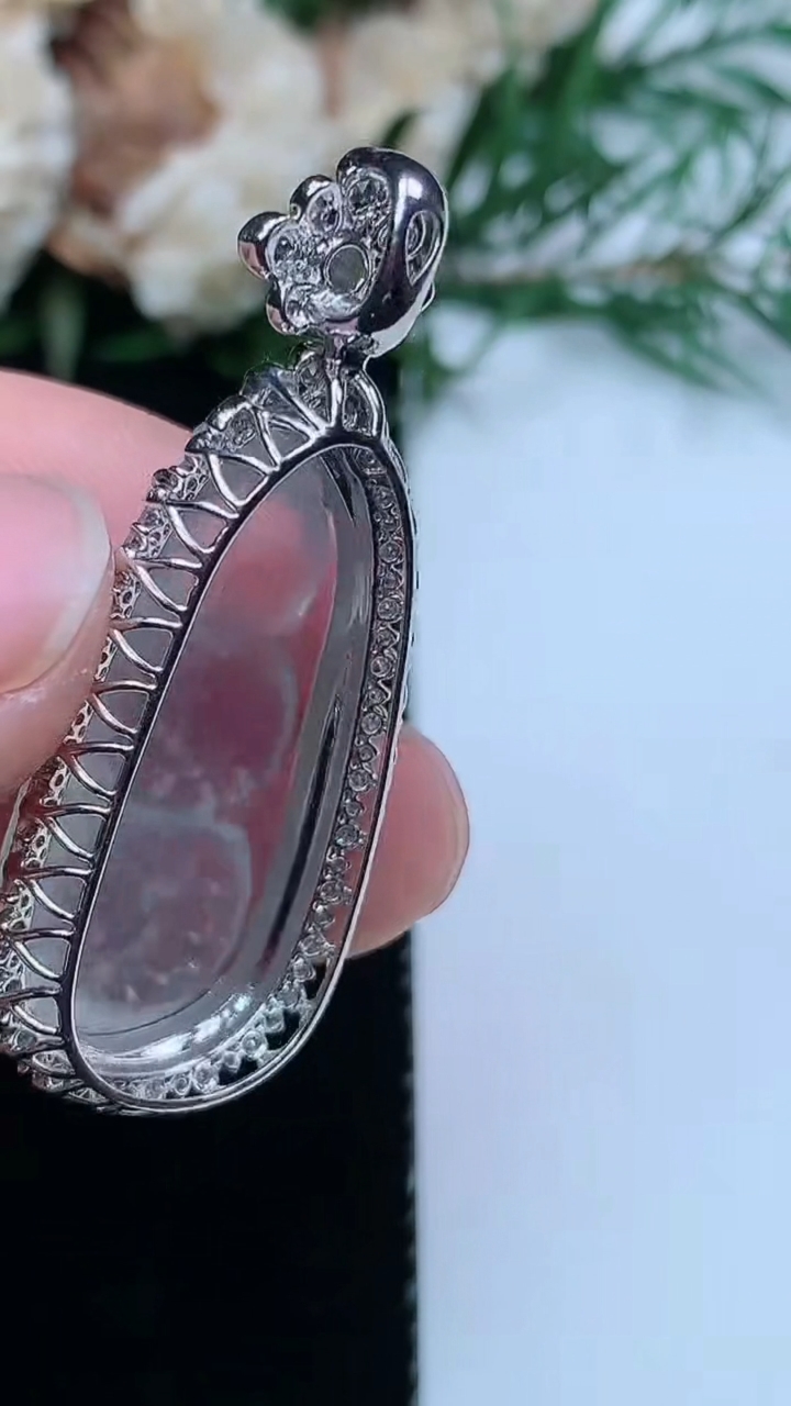 天然A货翡翠白冰福豆吊坠，尺寸39.5-15.9-9.9，裸石26.8-12.7，重量:5.34g
3月31日