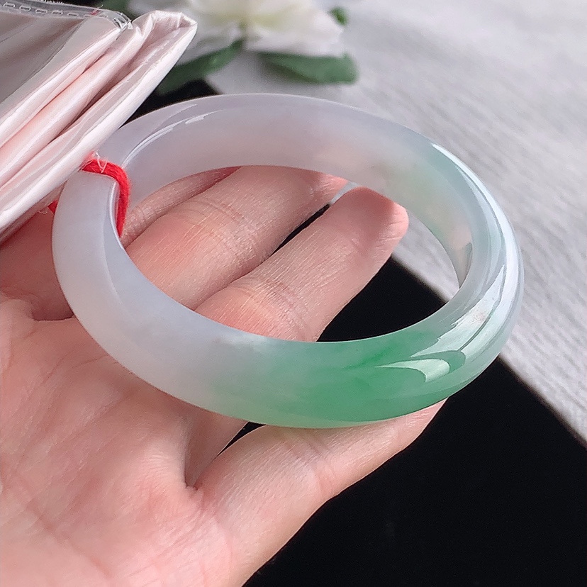 天然A货翡翠飘绿正装正圈手镯54-55圈口 
尺寸54-12.2-8.8mm 0329