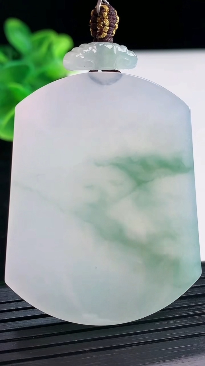 天然A货翡翠种飘花无事牌吊坠尺寸52.8-41.6-5.4重量:35.97g
3月31日