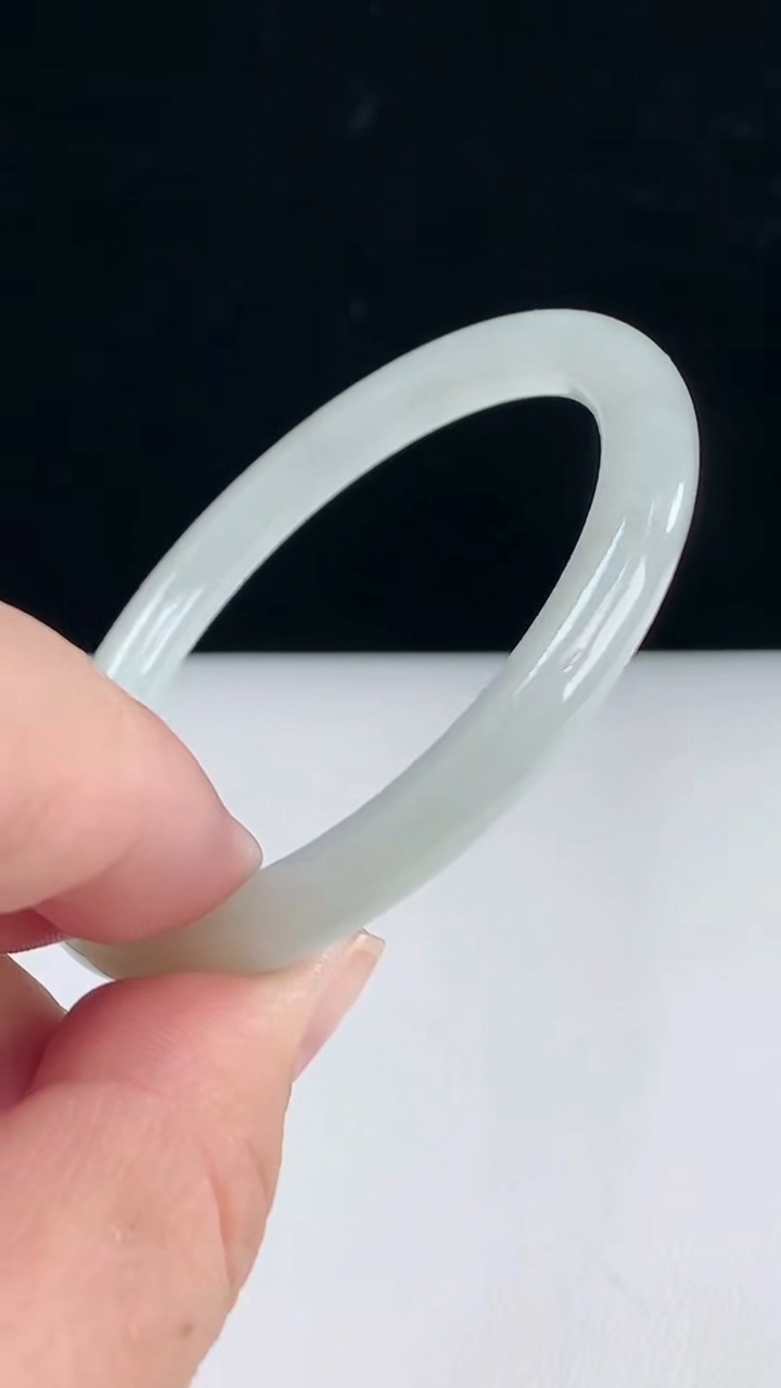 圈口51-52翡翠a货白月圆条手镯尺寸52-7.1-6.5重:22.78g 2363月31日