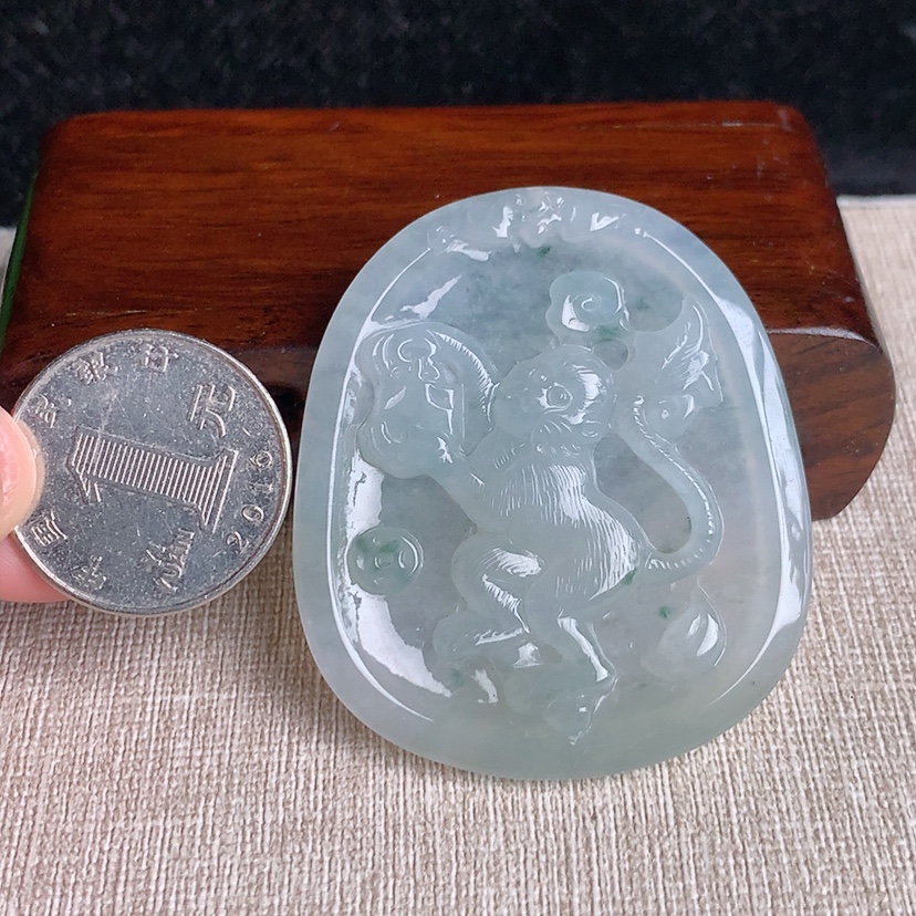 天然A货翡翠飘花生肖猴吊坠 
尺寸51.7-45-5.5mm 重量23.63g 0329