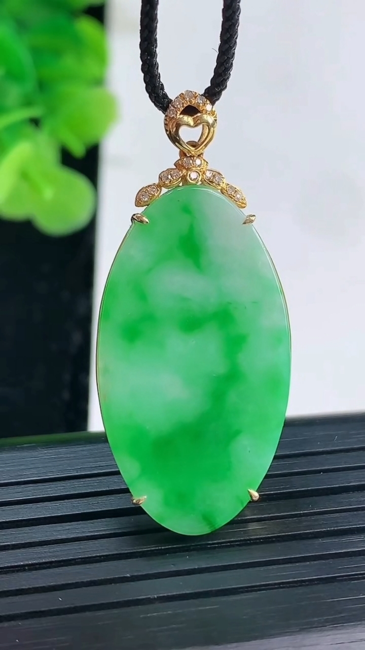 天然A货翡翠无事牌吊坠尺寸39.8-31.6-18-3重量:3.44g
3月31日