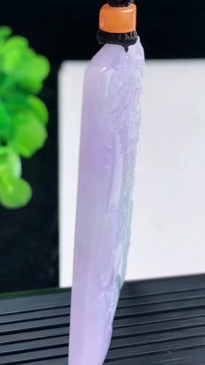 天然A货翡翠春带彩紫罗兰山水牌吊坠尺寸56.5-38.4-5.7重量:36.13g
3月31日