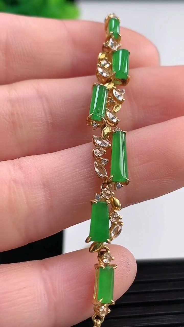 天然A货翡翠无事牌手链尺寸7.1-2.6重量:3.54g
3月31日