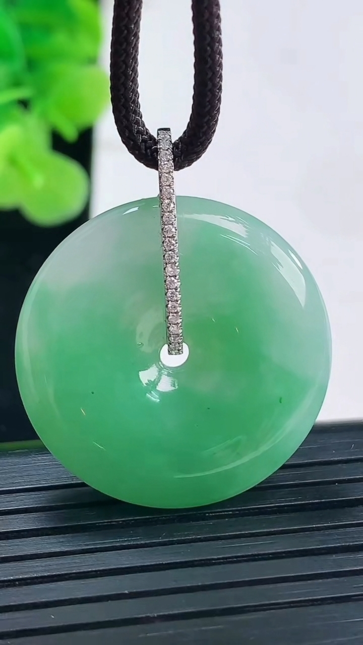 天然A货翡翠平安扣吊坠尺寸27.3-6.3重量:10.94g
3月31日