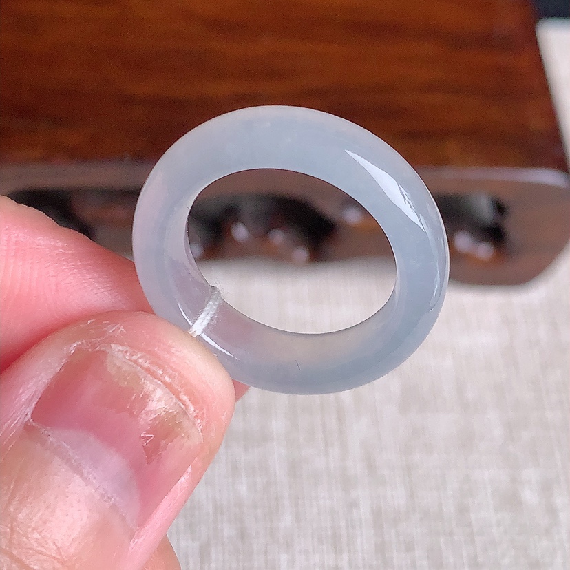 天然A货翡翠白月光素面戒指 
尺寸16.5-5.5-3.5mm 重量3.48g 0329