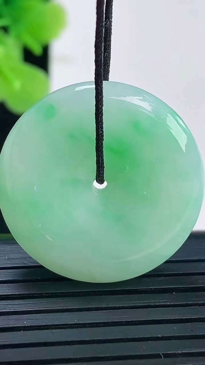 天然A货翡翠平安扣吊坠尺寸26.4-5.7重量:8.81g
3月31日