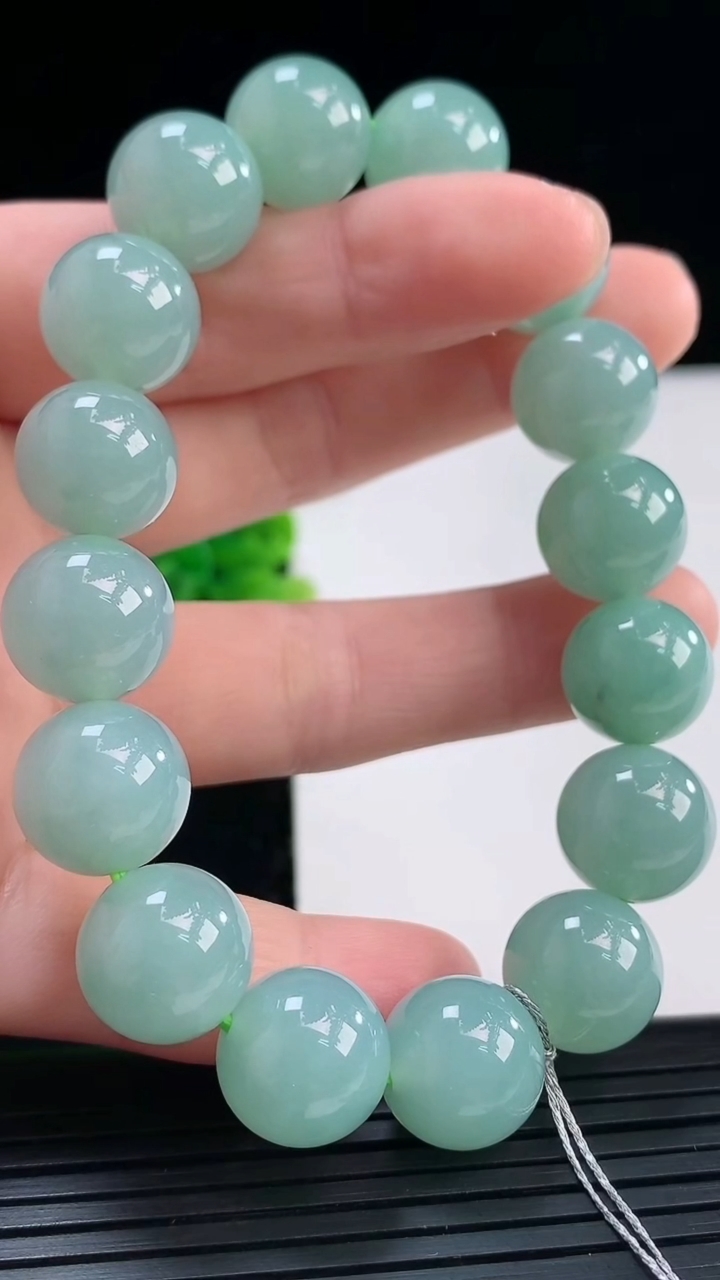 天然A货翡翠圆珠手串尺寸12.2-16颗重量:52.73g3月31日
工厂直销收藏佳品,种好水足，色