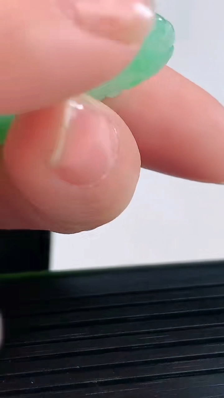 天然A货翡翠如意吊坠尺寸32.5-19.4-4.6重量:6.13g
3月31日