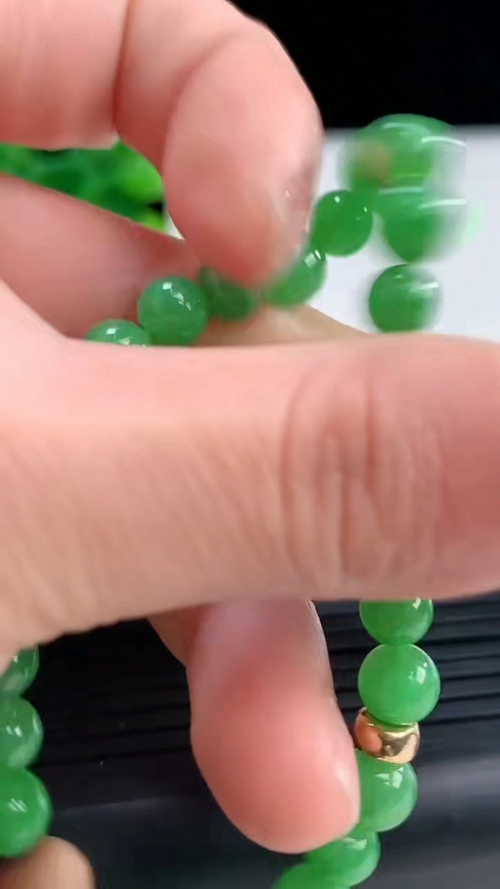 天然A货翡翠圆珠手串尺寸6.2-26颗重量:12.48g3月31日
工厂直销收藏佳品,种好水足，色泽均匀，有种有色，上手高大气！