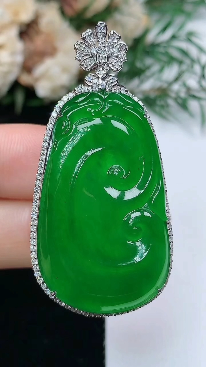 天然A货翡翠如意吊坠，尺寸47.9-23.6-10，裸石34-21，重量:10.00g
3月31日