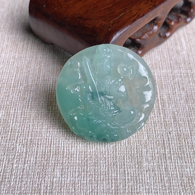 天然A货翡翠飘花虚空藏菩萨吊坠 
尺寸31.8-6.6mm 重量12.88g 0329