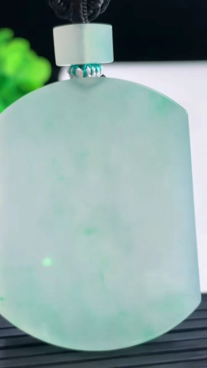 天然A货翡翠无事牌吊坠尺寸51-38.1-5.7重量:39.57g
3月31日