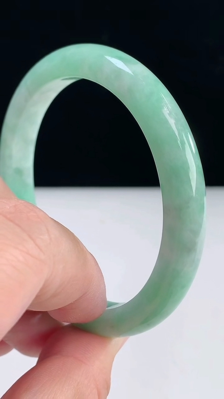 圈口55-56翡翠a货宽边手镯尺寸56-9-7.5重:60.31g 873月31日