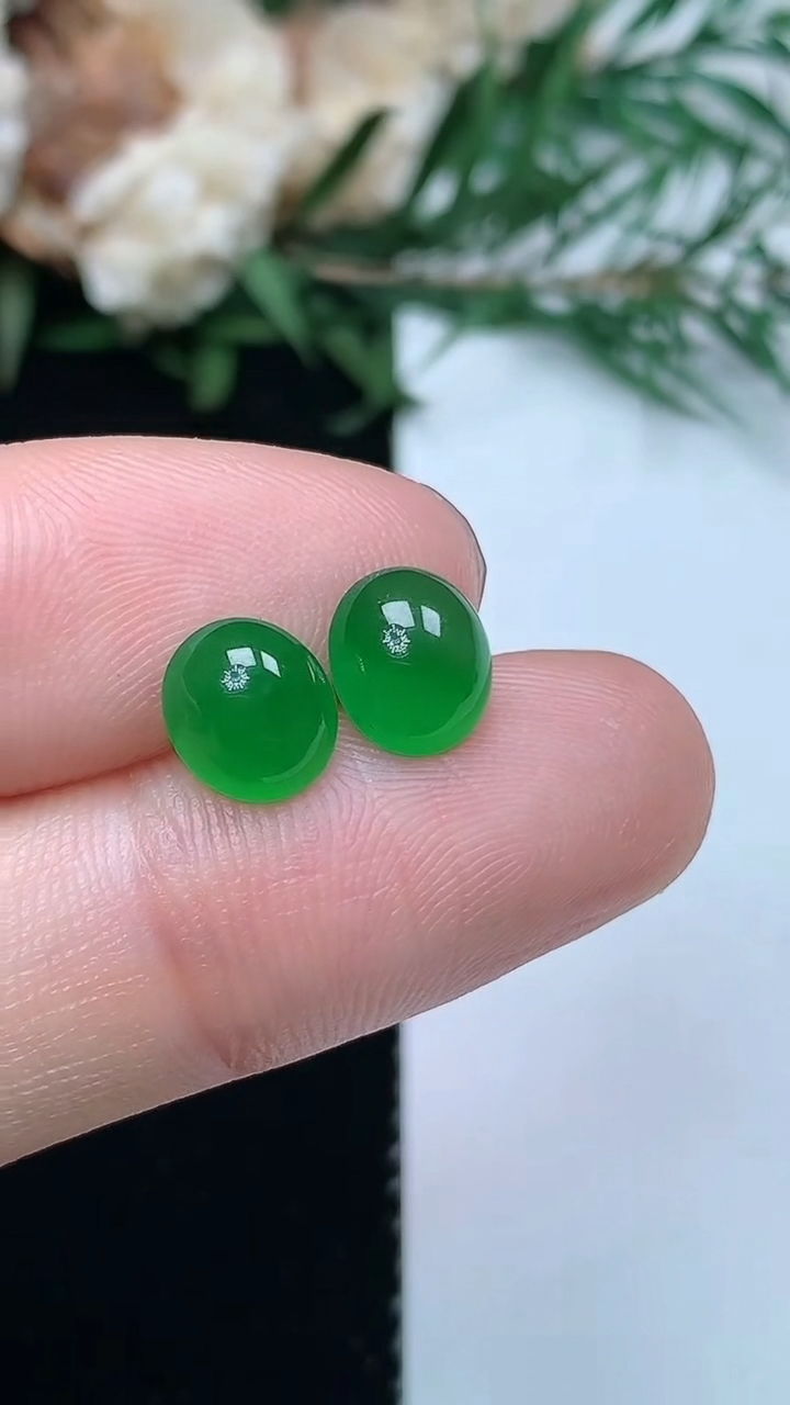 天然A货翡翠蛋面镶嵌件一对，尺寸7.4-6.7-3.8，重量:0.67g
3月31日