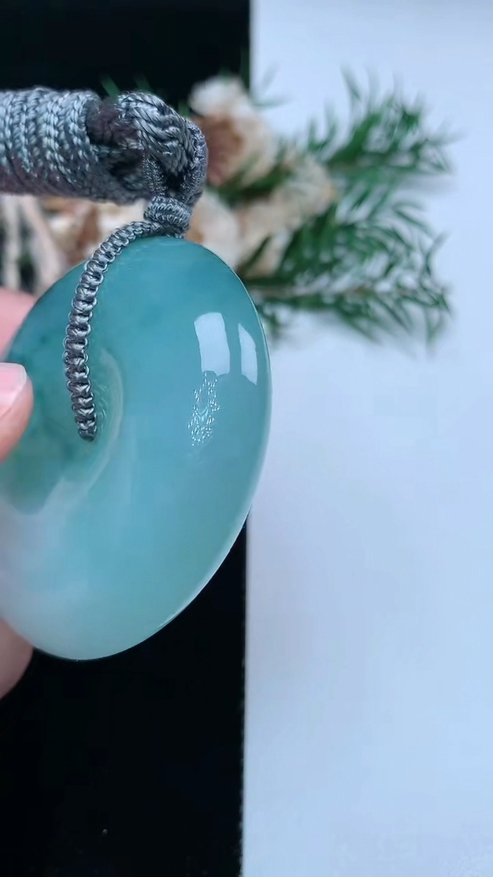 天然A货翡翠飘花平安扣吊坠，尺寸48.3-13，重量:66.30g
3月31日