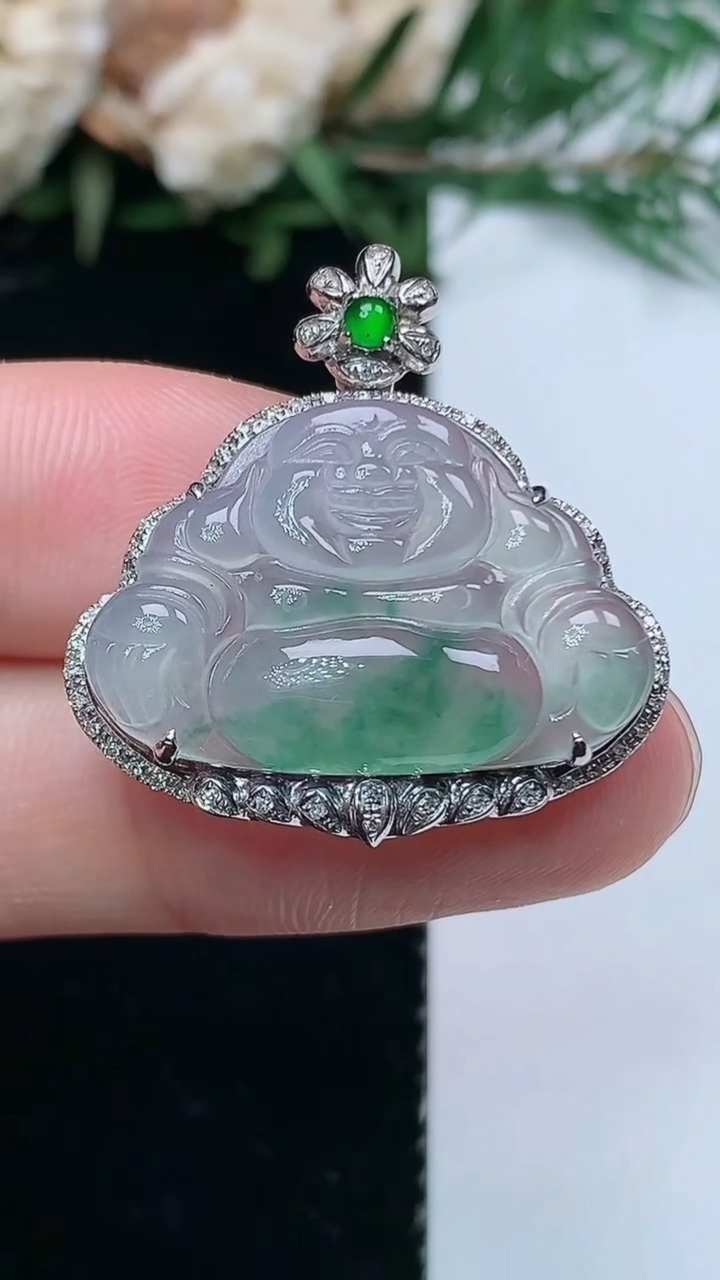 天然A货翡翠飘花佛公吊坠，尺寸26.4-25.8-6.8，裸石15.8-23.8，重量:3.39g
