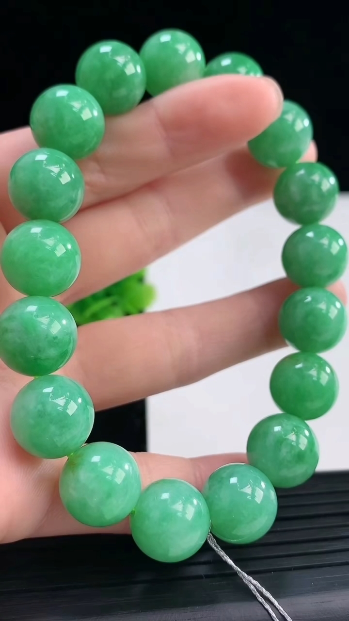 天然A货翡翠圆珠手串尺寸12.2-17颗重量:55.40g3月31日
工厂直销收藏佳品,种好水足，色泽均匀，有种有色，上手高大气！